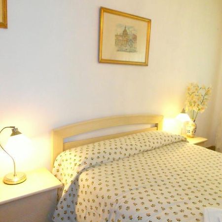 A Casa Chiecchi B&B Rome Bagian luar foto